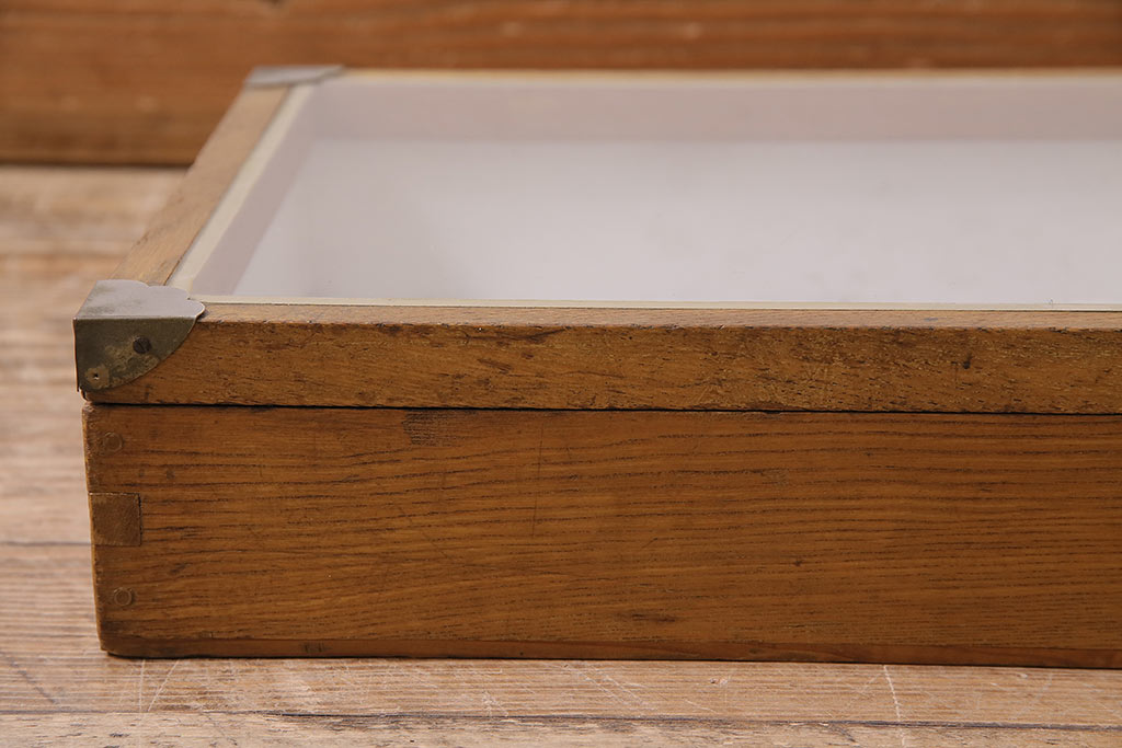 アンティーク雑貨　昭和中期　楢(ナラ)材製　レトロな雰囲気漂うコレクションボックス(ガラスケース、収納箱、小物入れ)(R-043904)