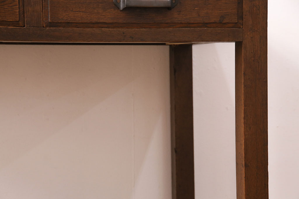 【セミオーダー家具実例】昭和初期の平机にアンティーク感を残しつつ高品質リペアを施しました。お品物に合わせて1トーン程度落ち着いた色味に仕上げました。(コンソールテーブル)