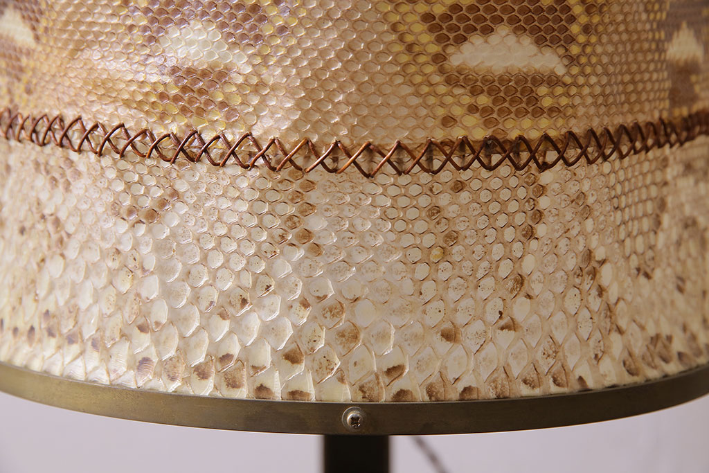 ヴィンテージ照明　アメリカ　ローズウッド材　激レア!本蛇革を使用した高級感漂うスタンドライト(フロアスタンド、ビンテージ)(R-044252)
