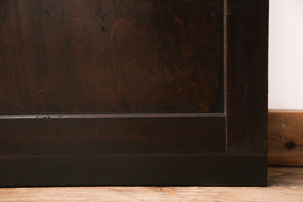 【セミオーダー家具実例】明治期の古い板戸4枚に高品質リペアを施しました。4枚それぞれご要望通りにリサイズし、平型戸車、引手を取り付け、現状の雰囲気そのままの色味で仕上げました。(引き戸、建具)