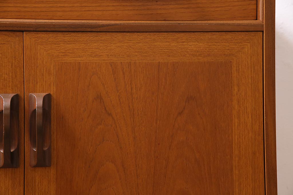 ヴィンテージ家具　北欧ビンテージ　G-PLAN(ジープラン)　siera(シエラ)シリーズ　チーク材　温かみのある木味が魅力のサイドキャビネット(サイドボード、リビングボード、収納棚)(R-044512)