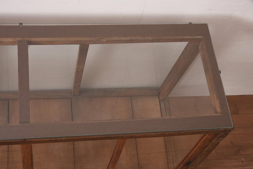 アンティーク家具　昭和初期　台形型　ノスタルジックな雰囲気のガラスケース(ショーケース、陳列棚)(R-044558)
