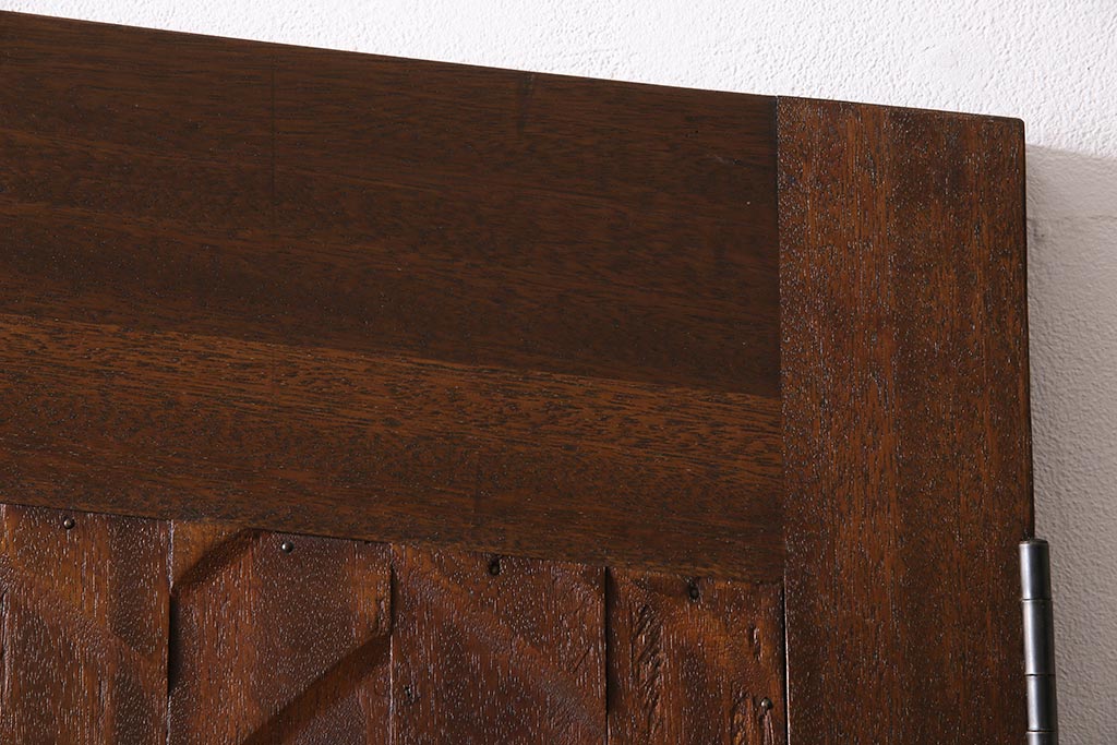 ヴィンテージ建具　両開き　ジグザグ模様の彫りがアクセントのペアドア(親子ドア、木製ドア、扉、ビンテージ)(R-044649)