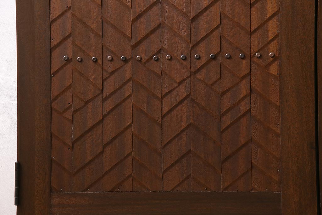 ヴィンテージ建具　両開き　ジグザグ模様の彫りがアクセントのペアドア(親子ドア、木製ドア、扉、ビンテージ)(R-044649)