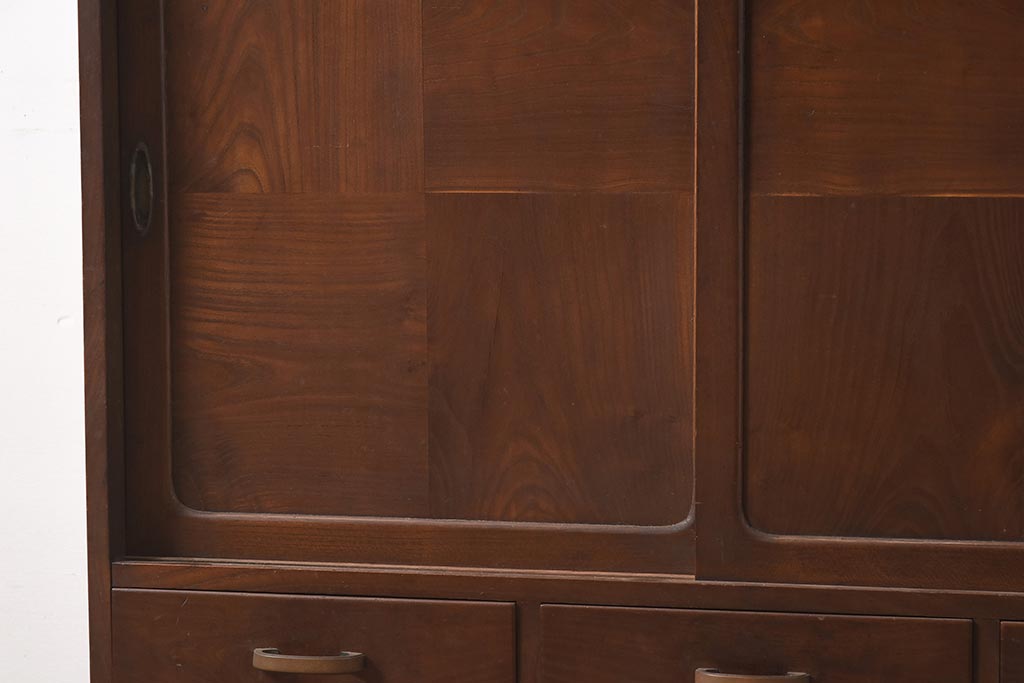 ビンテージ家具　和製ビンテージ　寄木細工　前面桑材・天板側面栓材・中桐材　パーケットが目を惹く戸棚(キャビネット、収納棚)(R-044775)
