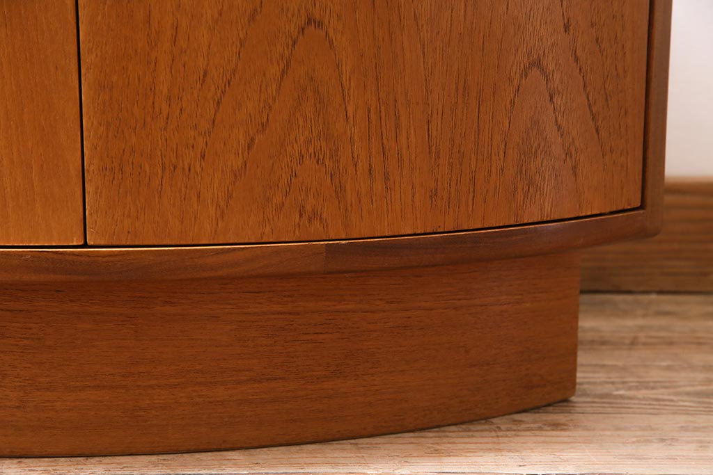 ヴィンテージ家具　北欧ビンテージ　G-PLAN(ジープラン)　Fresco(フレスコ)　チーク材製のコーナーキャビネット(収納棚、戸棚)(R-044856)