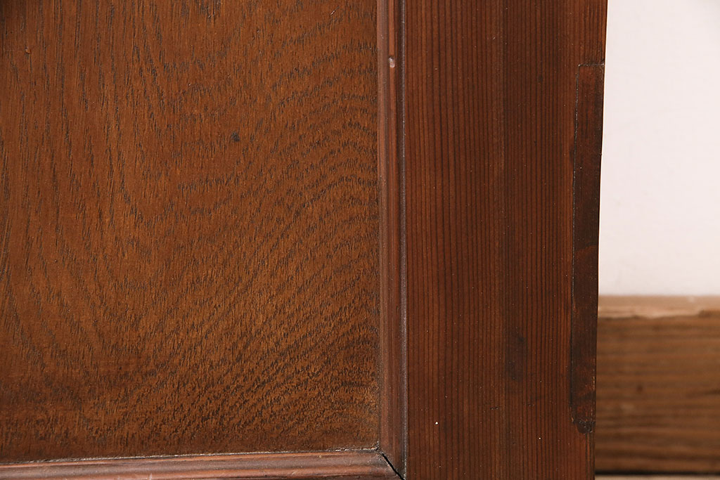 【セミオーダー家具実例】昭和中期のドアに高品質リペアを施し、ご希望通りにリサイズしました。ドアノブ、蝶番を外した跡は埋木をし、外した蝶番はワックス磨き。現状の雰囲気はそのままに自然に仕上げました。(木製ドア、建具)