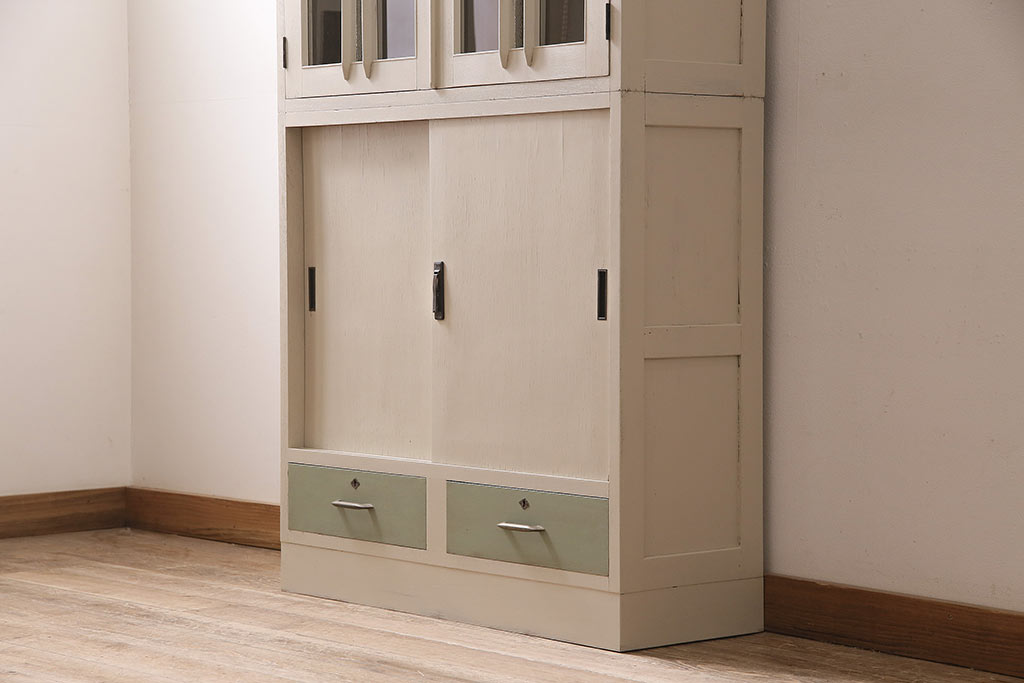 レトロ家具　ホワイトとグリーンのバイカラーがおしゃれなペイント戸棚(食器棚、収納棚、キャビネット)(R-044980)