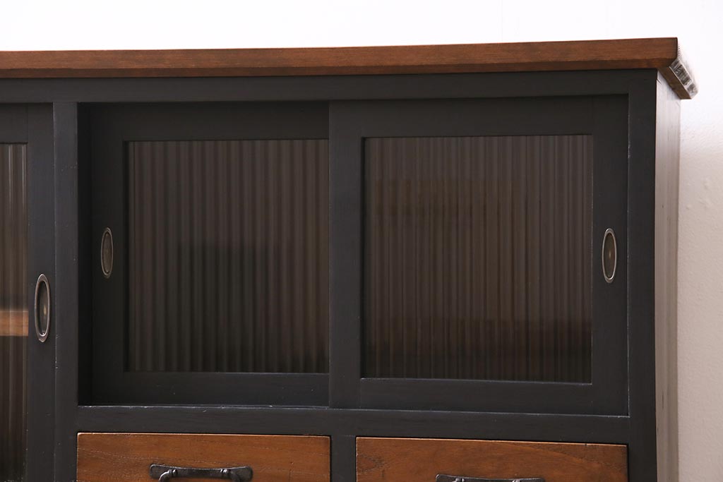 アンティーク家具　明治大正期　脚付きリメイク　天板ヒノキ材　モールガラス入り　黒いペイントと木色のバイカラーがおしゃれなテレビ台(収納棚、ガラス戸棚、テレビボード)(R-044995)