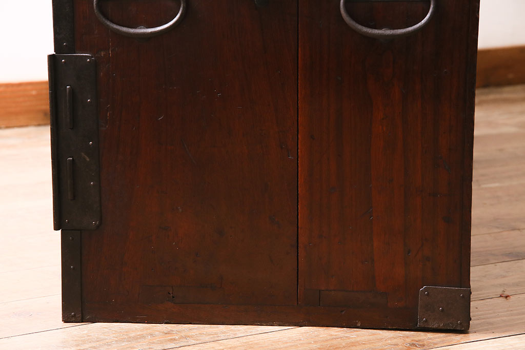 アンティーク家具　前面ケヤキ材　玉杢　分厚い金具が目を引く上手物の佐渡小木箪笥(佐渡箪笥、衣装箪笥、重ね箪笥)(R-045038)