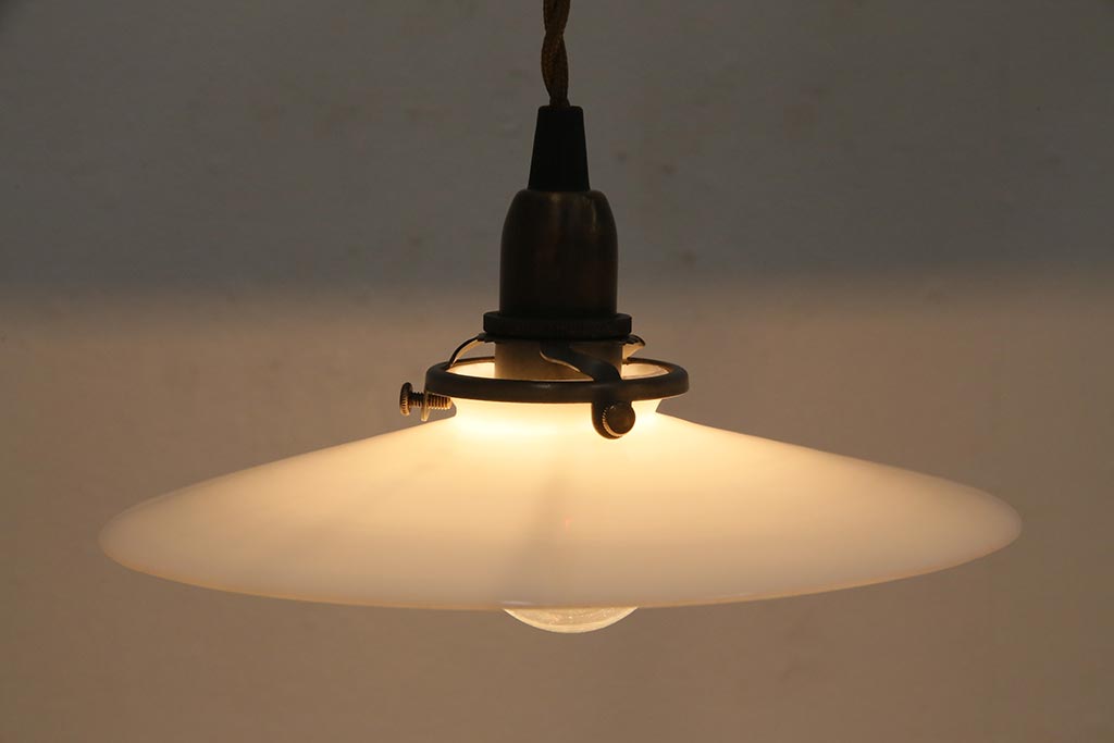 アンティーク照明　昭和レトロ　やわらかな光を放つ平笠シェードの吊り下げ照明(ペンダントライト、天井照明、電笠)(R-045124)
