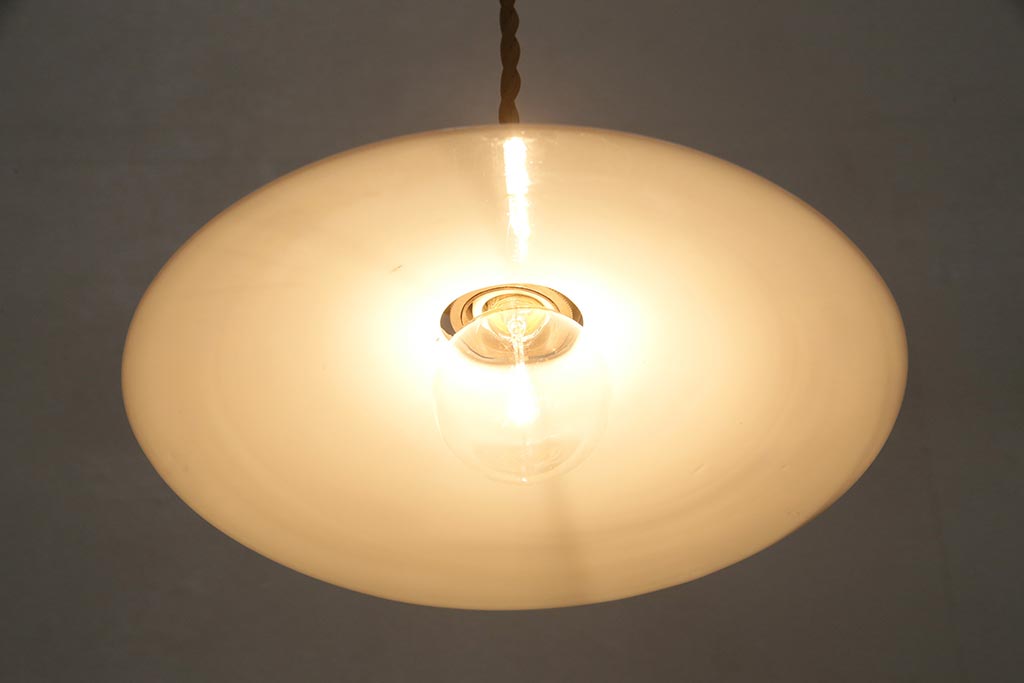 アンティーク照明　昭和レトロ　やわらかな光を放つ平笠シェードの吊り下げ照明(ペンダントライト、天井照明、電笠)(R-045125)