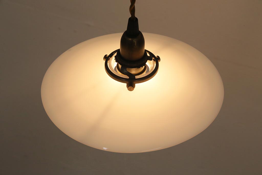 アンティーク照明　昭和レトロ　やわらかな光を放つ平笠シェードの吊り下げ照明2個セット(ペンダントライト、天井照明、電笠)(R-045128)