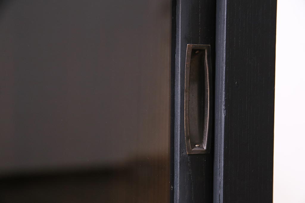 アンティーク家具　大正昭和初期　リメイク　メンズライクなお部屋におすすめの脚付きリビングボード(収納棚、戸棚、テレビ台)(R-045131)