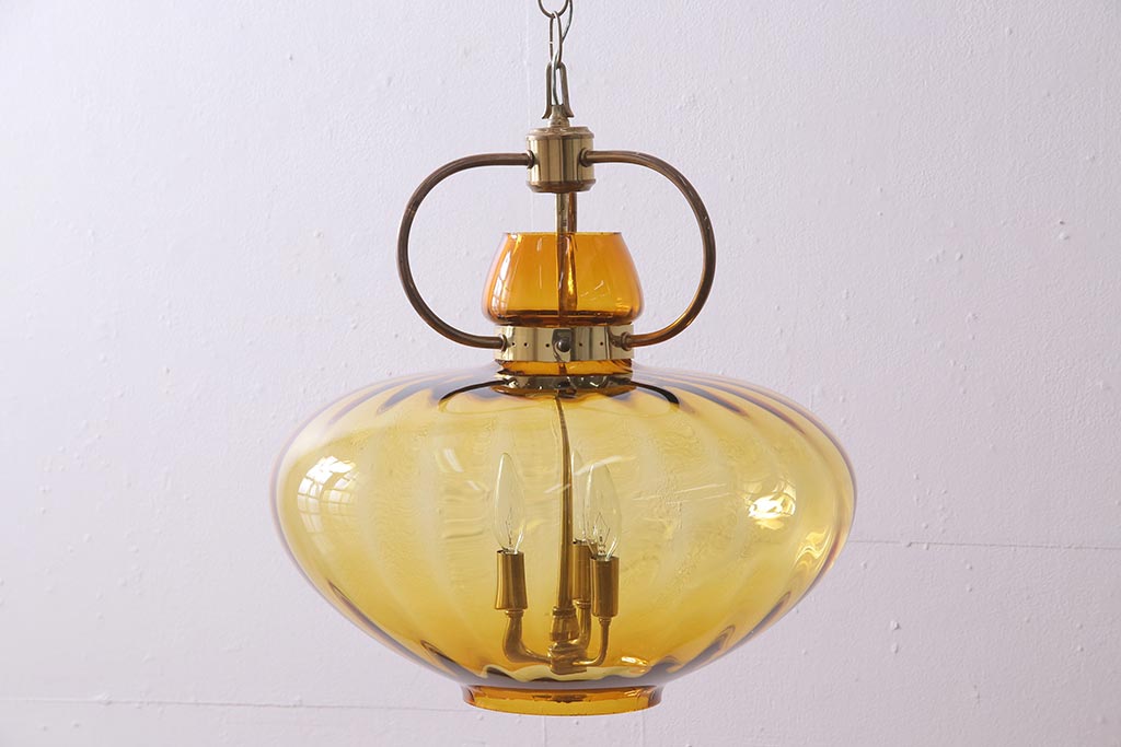 アンティーク照明　アメリカビンテージ　アンバーガラス　3灯　 玉ねぎ型のレトロなライト(天井照明、吊り下げ照明、ペンダントライト、ガラスシェード)(R-045144)