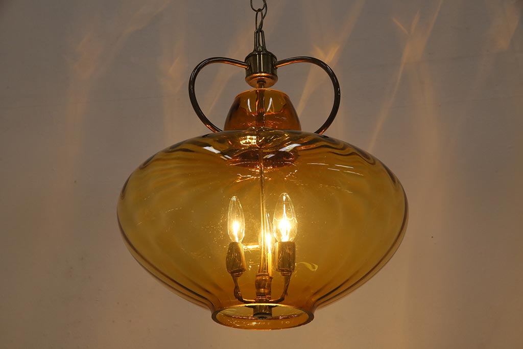 アンティーク照明　アメリカビンテージ　アンバーガラス　3灯　玉ねぎ型のレトロなライト(天井照明、吊り下げ照明、ペンダントライト、ガラスシェード)(R-045144)