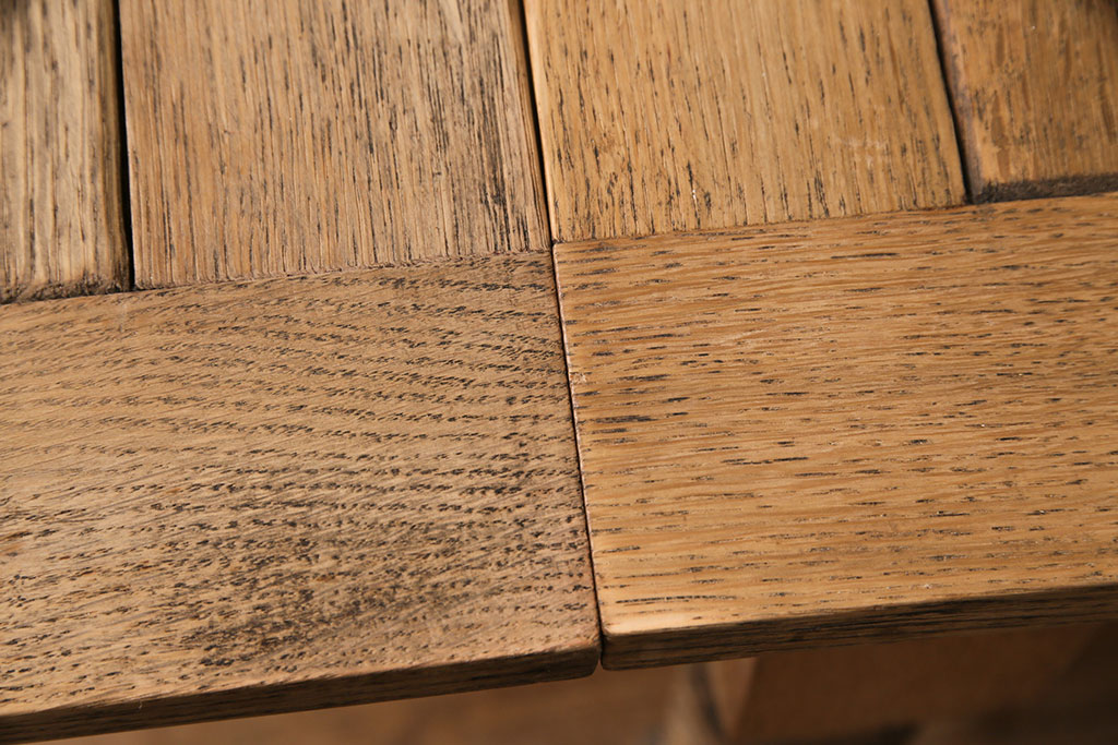 【セミオーダー家具実例】イギリス製のドローリーフテーブルにアンティーク感を残しつつ高品質リペアを施しました。木の味わいがたっぷりと感じられる蜜蝋ワックスで仕上げました(エクステンションテーブル)