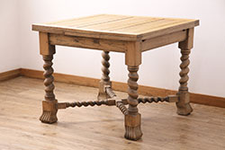 アンティーク家具　イギリスアンティーク　オーク材　奥行を伸ばせる珍しいエクステンションダイニングテーブル(ドローリーフテーブル)です。