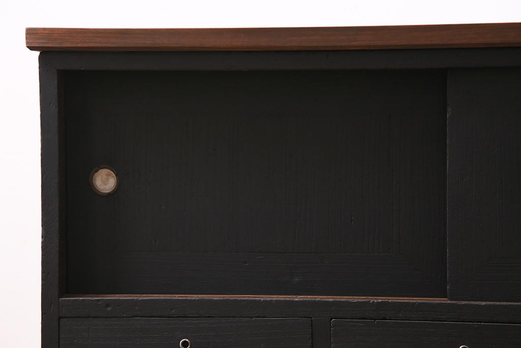 アンティーク家具　和製　昭和中期　天板リメイク　前面桐材　ツートンカラーがおしゃれな鉄脚付きローボード(戸棚、収納棚)(R-045302)