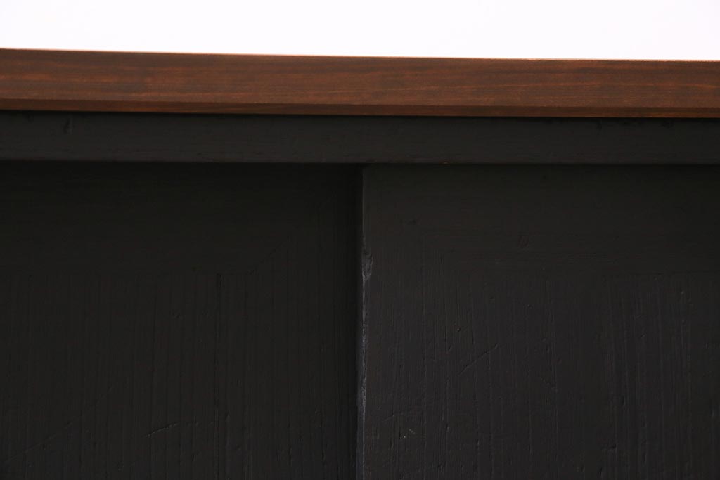 アンティーク家具　和製　昭和中期　天板リメイク　前面桐材　ツートンカラーがおしゃれな鉄脚付きローボード(戸棚、収納棚)(R-045302)