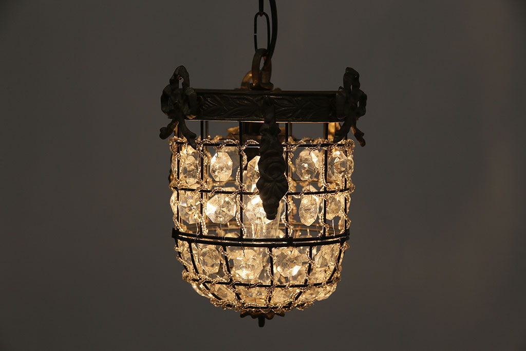 ヴィンテージ照明　イギリスビンテージ　真鍮　凝った装飾が華やかな印象を与える吊り下げ照明(天井照明)(R-045655)