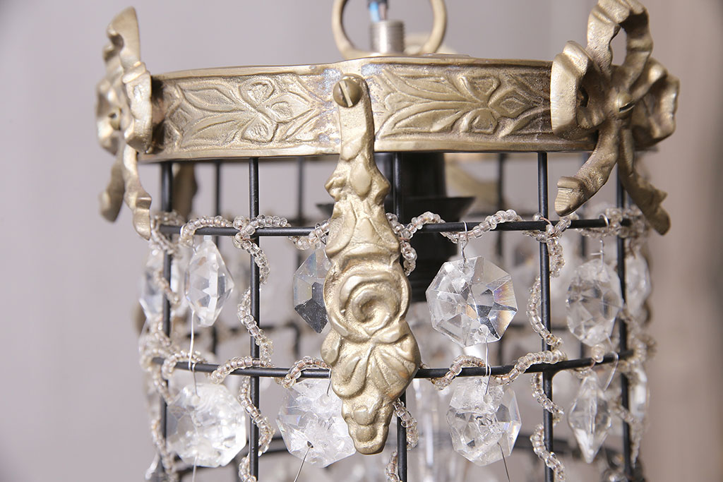 ヴィンテージ照明　イギリスビンテージ　真鍮　凝った装飾が華やかな印象を与える吊り下げ照明(天井照明)(R-045655)