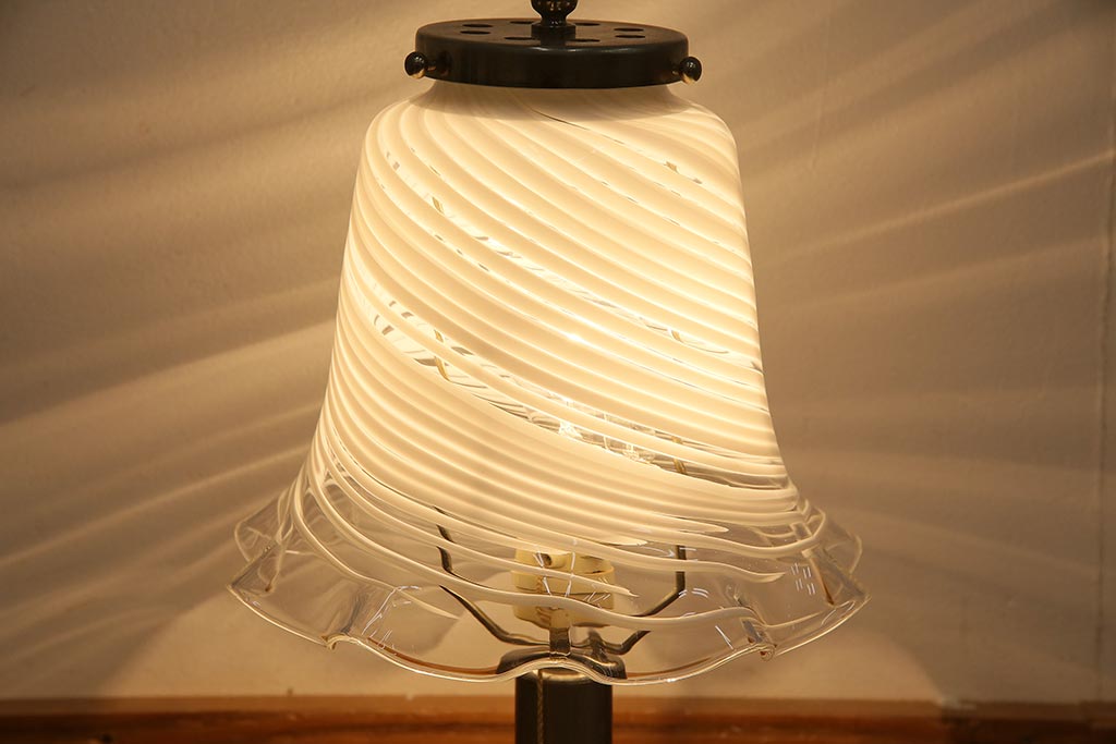 ビンテージ照明　シェードがおしゃれなスタンドライト(ナイトランプ、卓上照明)(R-045753)