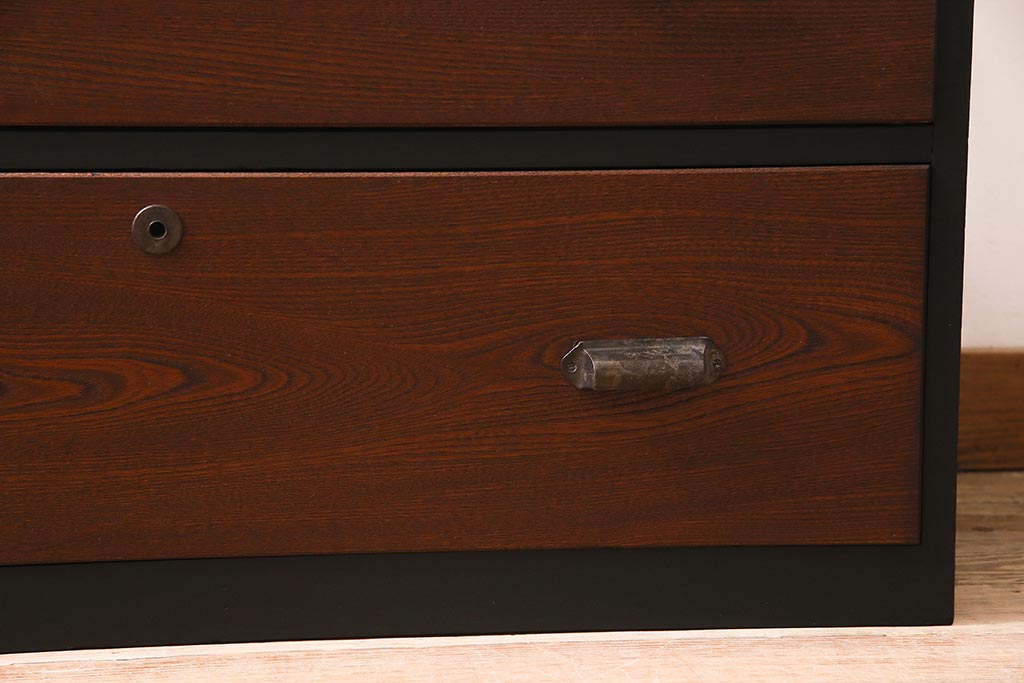 アンティーク家具　昭和中期　箪笥リメイク　前板栓材　落ち着いた色合いのローチェスト(引き出し、ローボード、テレビ台)(R-045778)