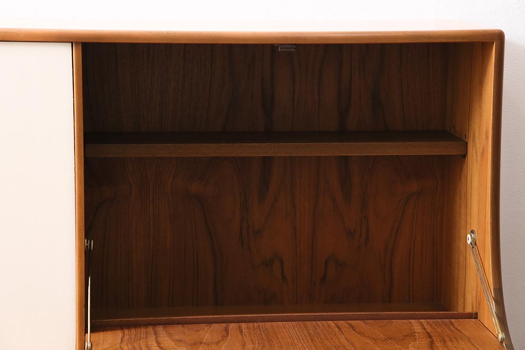 ヴィンテージ家具　北欧ビンテージ　G-PLAN(ジープラン)　チーク材　レトロテイストのペイントサイドボード(収納棚、カップボード)(R-0458574)