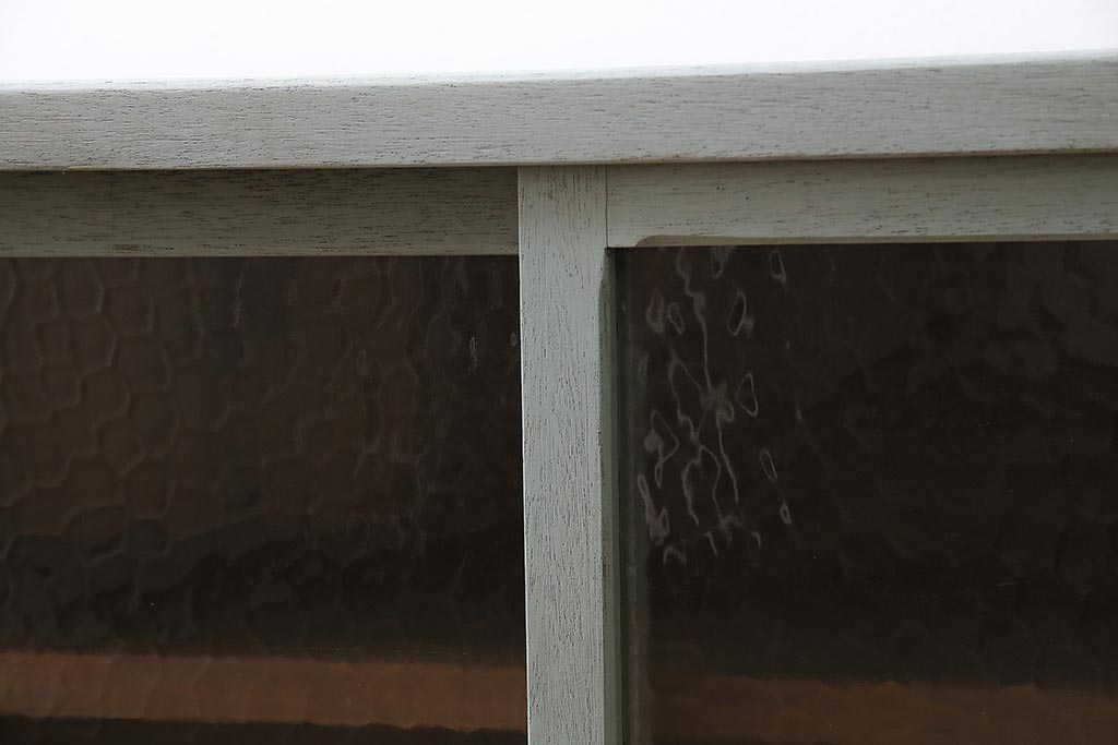 レトロ家具　鉄脚付き　レトロガラスがおしゃれなペイントローボード(テレビ台、戸棚、収納棚)(R-045952)
