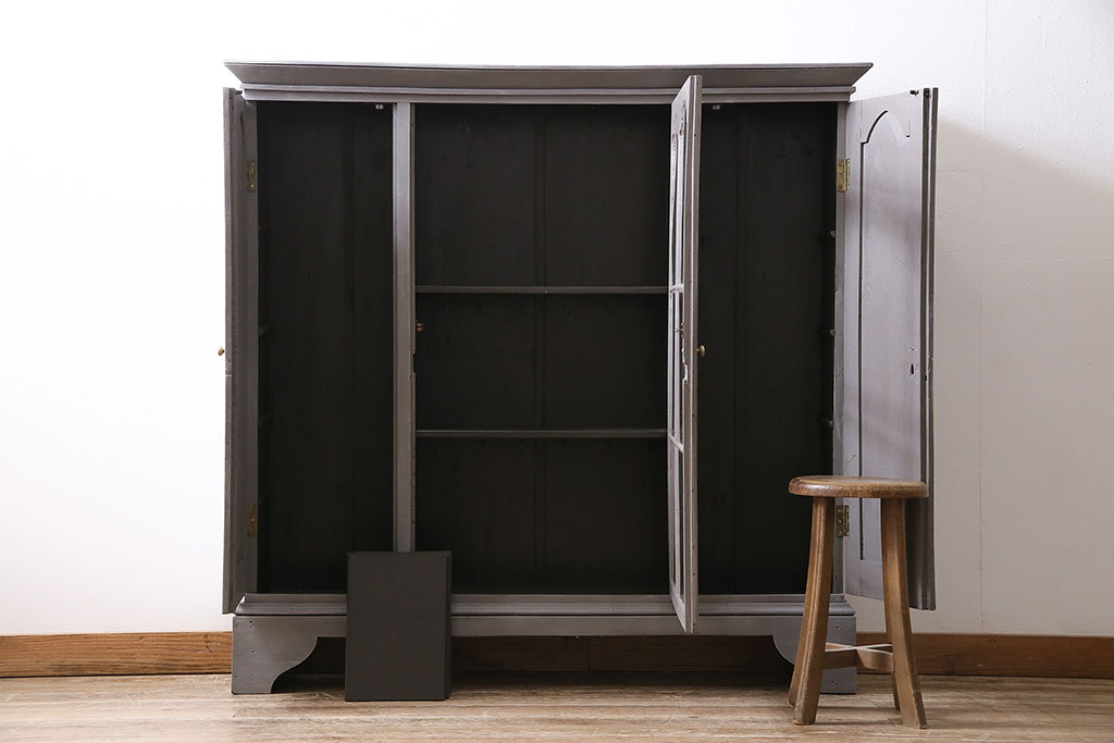 アンティーク家具　イギリスアンティーク　扉がおしゃれな薄型のペイントキャビネット(R-046007)