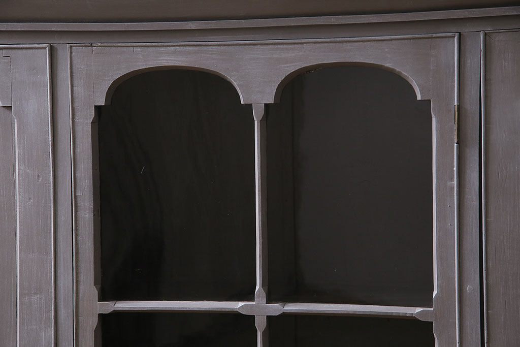 アンティーク家具　イギリスアンティーク　扉がおしゃれな薄型のペイントキャビネット(R-046007)