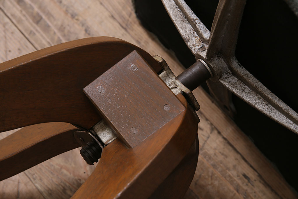 昭和レトロ　ナラ材　やさしい色合いの回転チェア(回転椅子、アームチェア、イス)(R-046155)