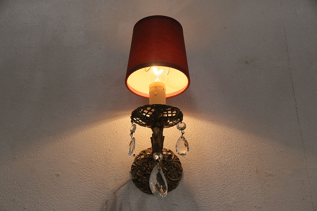 アンティーク照明　フランスアンティーク　赤いシェードが目を引く真鍮製のウォールランプ(壁付け照明、壁掛け照明)(R-046190)