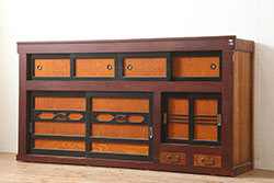 アンティーク家具　和製アンティーク　三方欅材　美しいガラスのデザインが印象的な茶箪笥(茶棚、収納棚)
