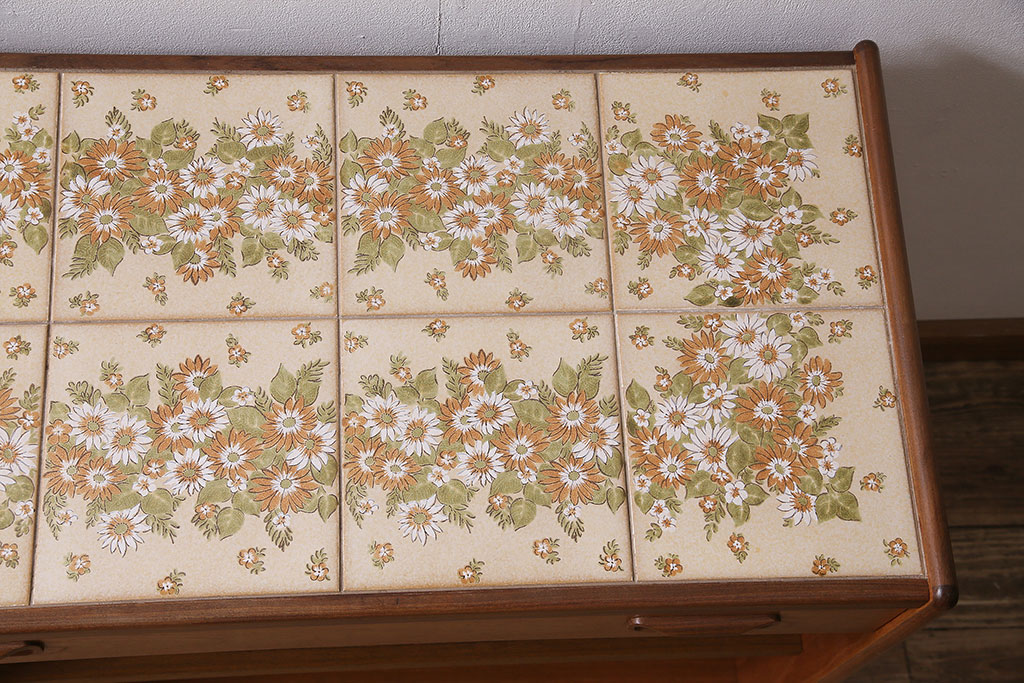 ヴィンテージ家具　北欧ビンテージ　G-PLAN(ジープラン)　チーク材　花柄のタイルトップが素敵なキャビネット(収納棚)(R-046302)