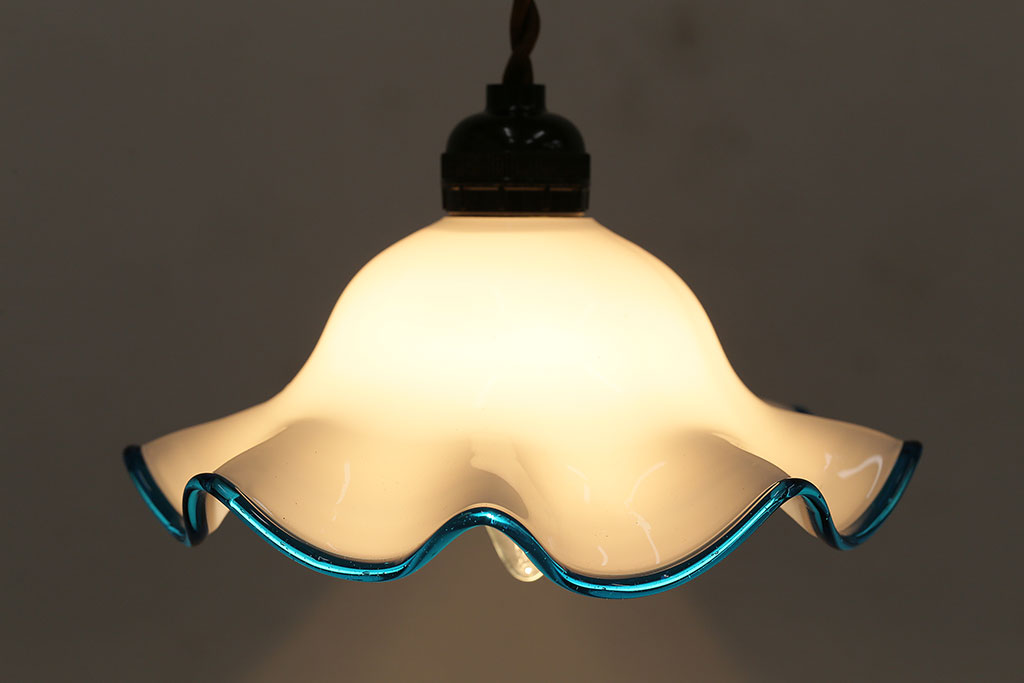 ヴィンテージ照明　イギリスビンテージ　ブルーの縁が可愛らしいフリルシェードのペンダントライト(ランプシェード、天井照明)(R-046335)