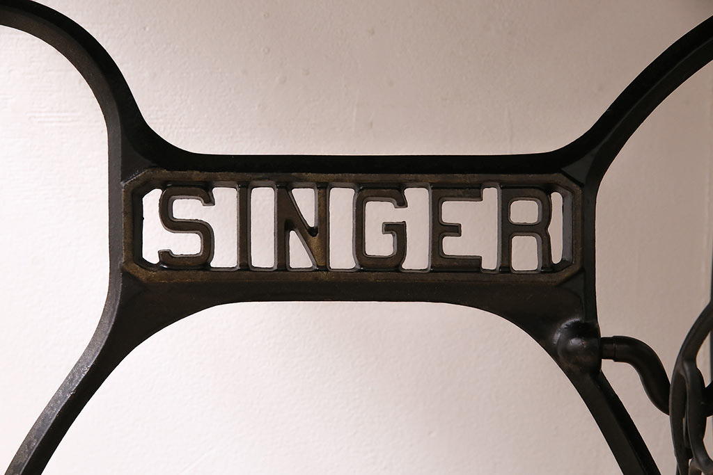 シンガー社(SINGER)　ヒノキ材　リメイク　お洒落なインテリアにおすすめなミシンテーブル(シンガーミシン、サイドテーブル、カフェテーブル、ミシン台)(R-046348)