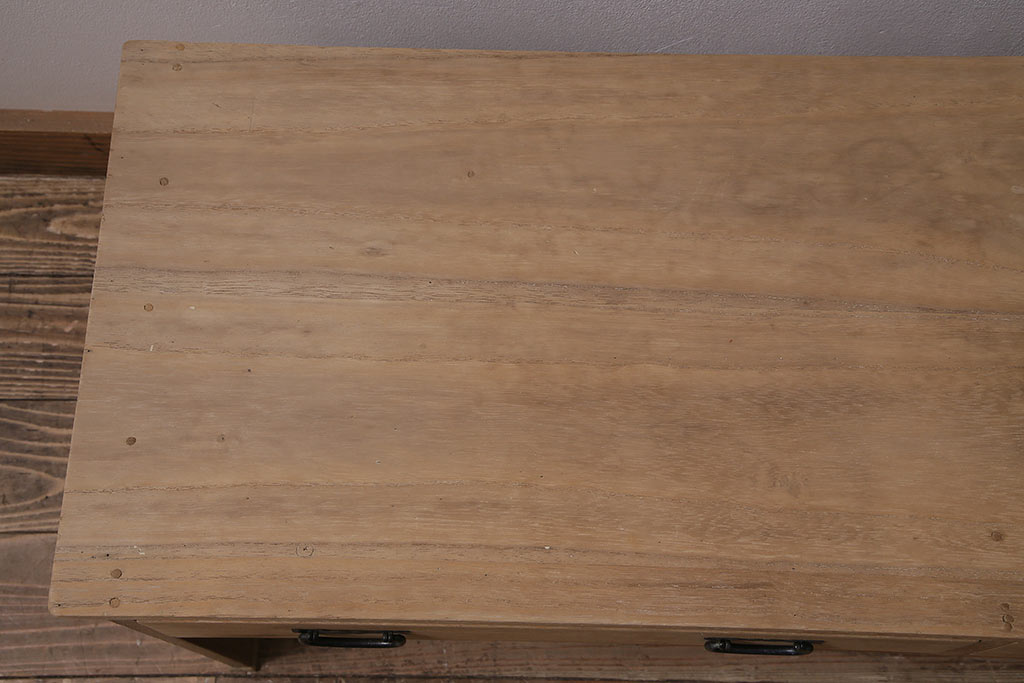 アンティーク家具　昭和初期　ストリップド(剥離)　桐材　引手金具がアクセントの文机(ローテーブル、センターテーブル、座卓)(R-046442)