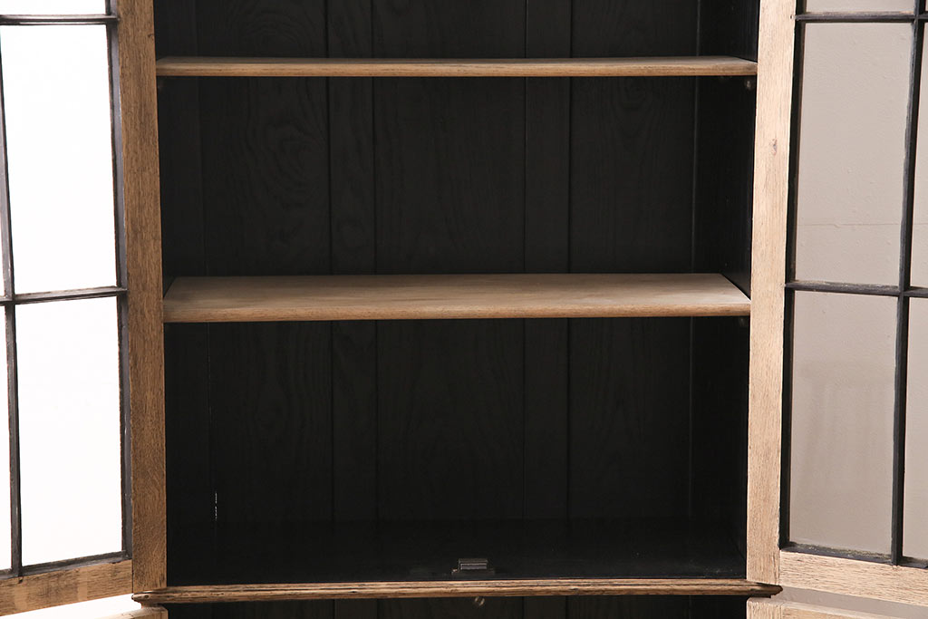 アンティーク家具　ストリップド(剥離)　オーク材　装飾がおしゃれなキャビネット(本箱、食器棚、カップボード)(R-046446)