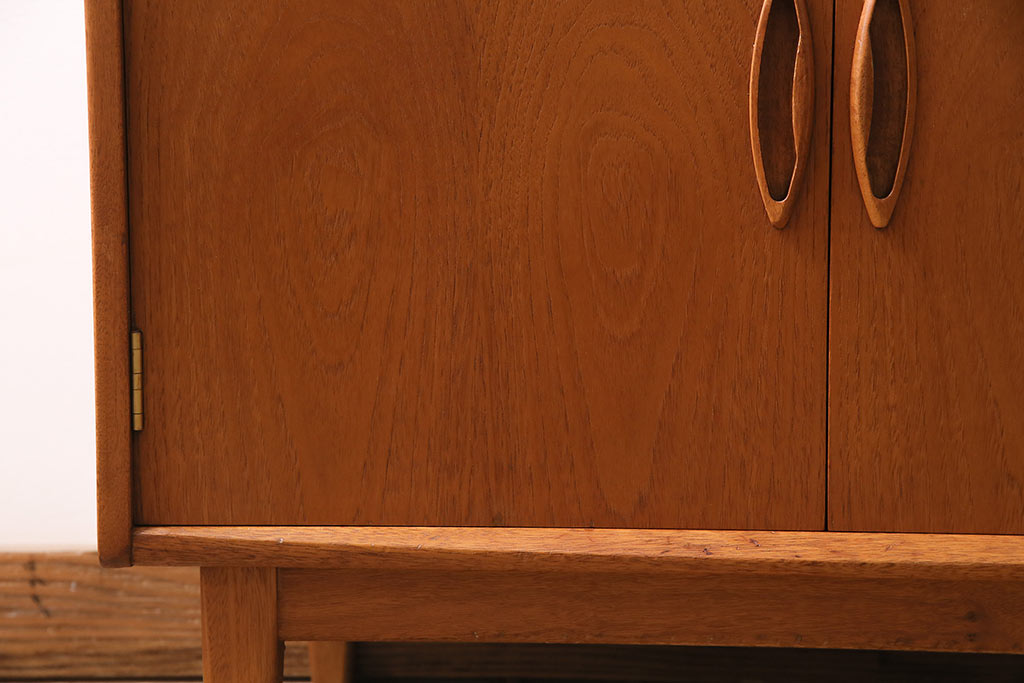 ヴィンテージ家具　北欧ビンテージ　チーク材　木の温もりとデザイン性を兼ね備えたライティングビューロー(簿記机、在宅ワーク、在宅用デスク)(R-046468)