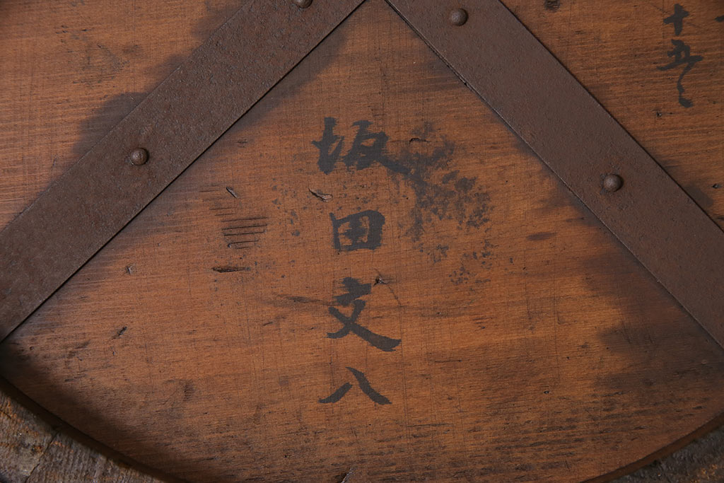 アンティーク雑貨　古い木の風合いが味わい深い取っ手付きの一斗升(マス)(R-046495)