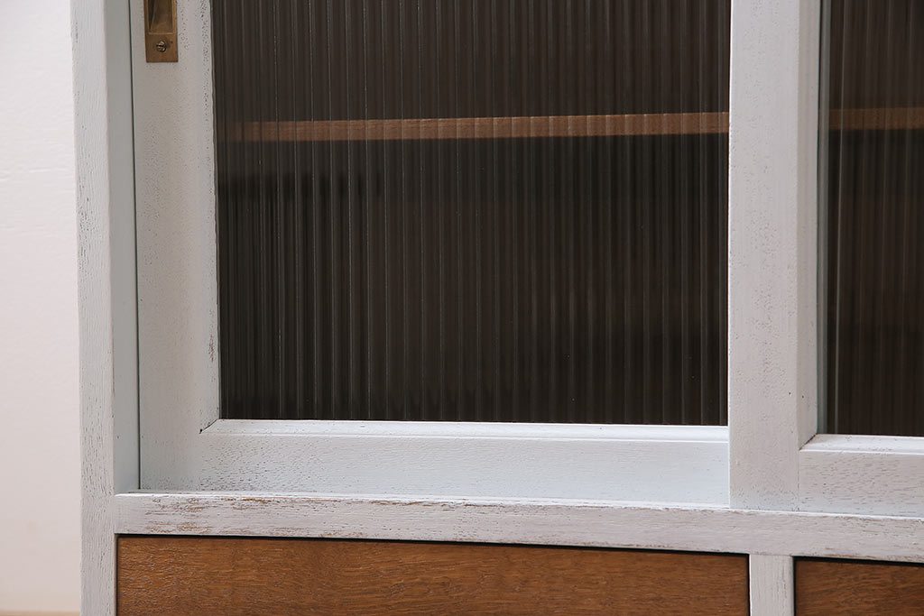 アンティーク家具　昭和中期　ペイント　モールガラス入り　淡い水色が素敵なバイカラーのガラス戸棚(収納棚、キャビネット)(R-046504)