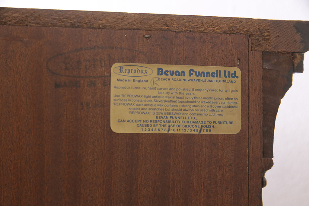 アンティーク家具　イギリス　ベヴァン・ファンネル(Bevan Funnell)社　ウォールナット材　象嵌細工　高級品!気品溢れる佇まいが魅力のコーナーキャビネット(飾り棚、収納棚)(R-046659)
