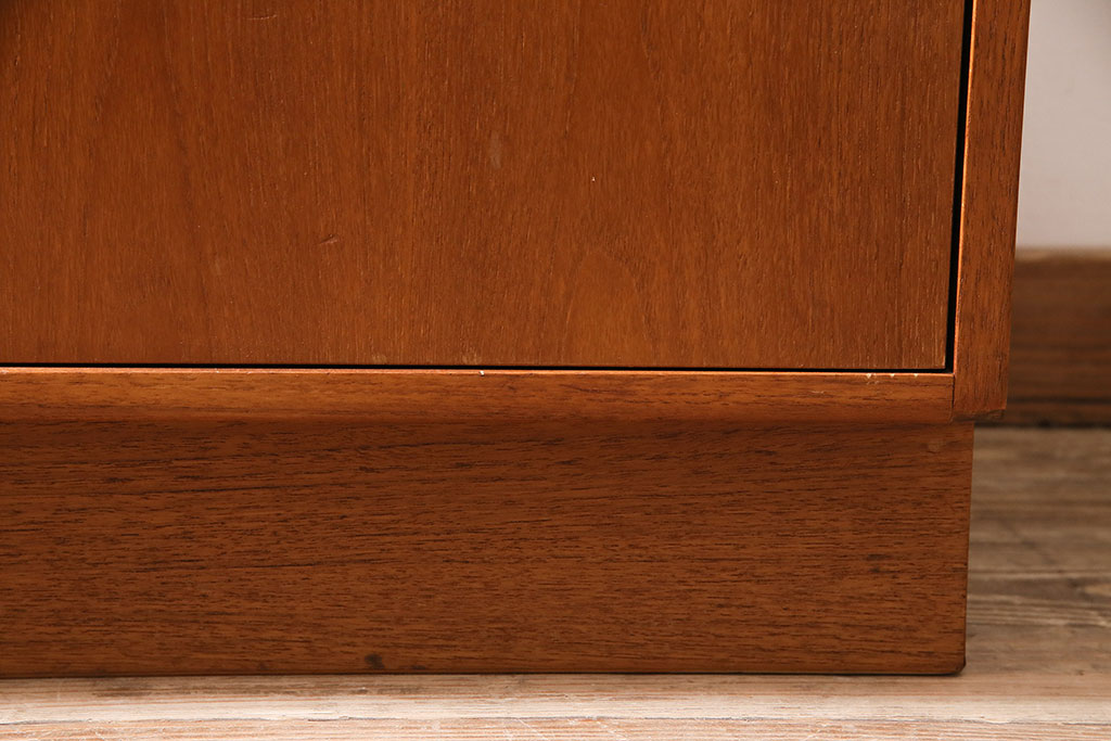 ヴィンテージ家具　北欧ビンテージ  G-PLAN(ジープラン)　チーク材　魅せる収納にぴったりな縦型のキャビネット(収納棚、戸棚)(R-046831)