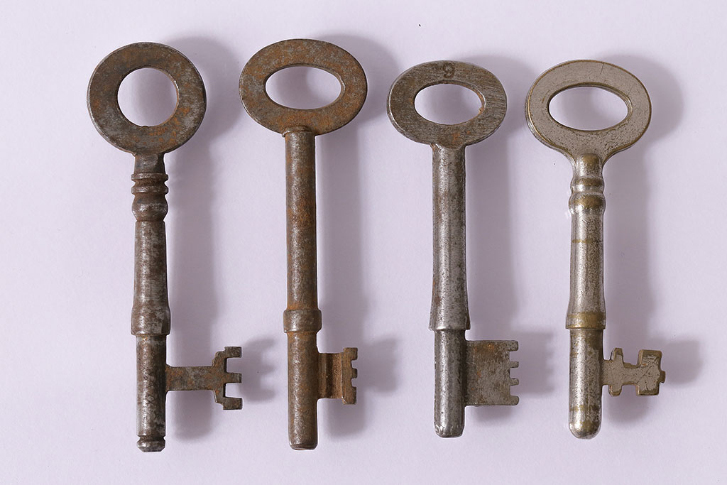 アンティーク雑貨　イギリスアンティーク　シャビーな風合いの古いキー4本セット(鍵、カギ)(R-046878)