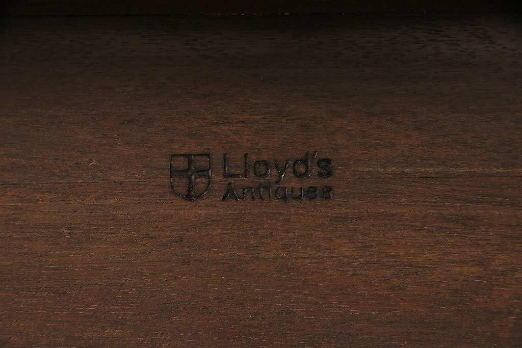 アンティーク家具　イギリスアンティーク　Lloyd's Antiques(ロイズ・アンティークス)　ウォールナット材　猫脚がお洒落なエレガントな佇まいのサイドボード(チェスト)(R-046896)