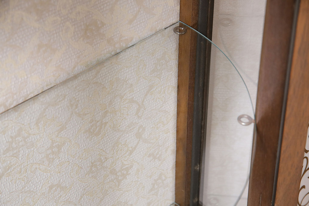 アンティーク家具　イギリスアンティーク　ウォールナット材　小振りなサイズの猫脚キャビネット(飾り棚、ガラスケース、コレクションケース)(R-046944)