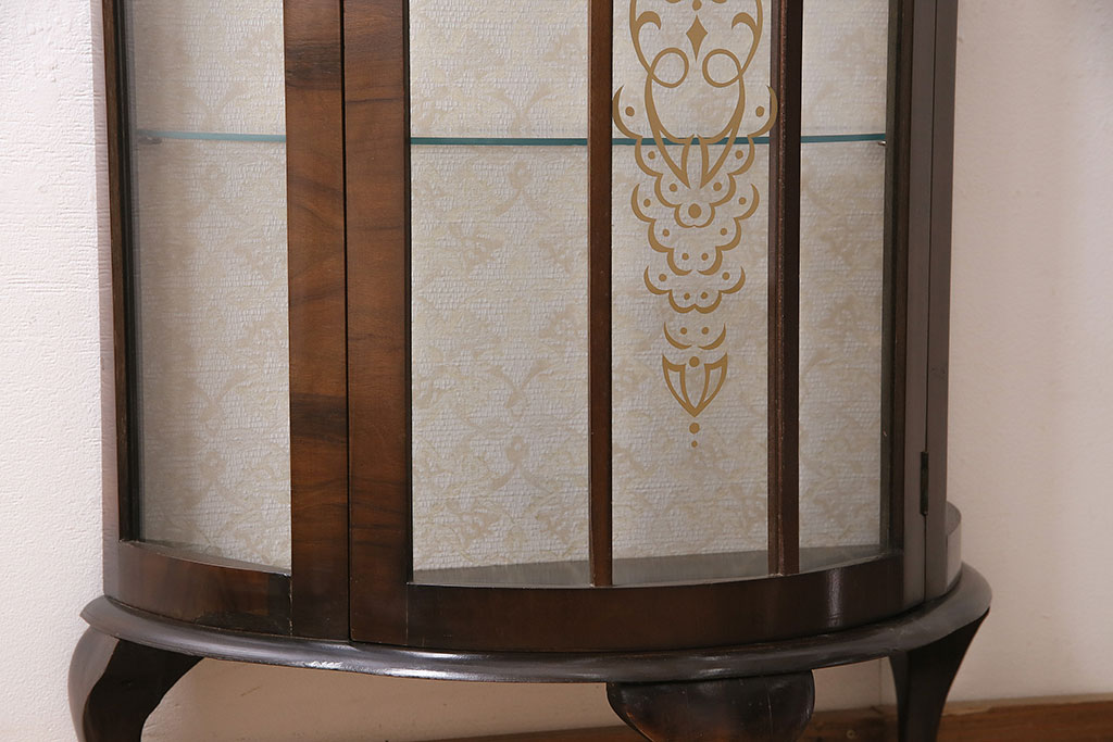 アンティーク家具　イギリスアンティーク　ウォールナット材　小振りなサイズの猫脚キャビネット(飾り棚、ガラスケース、コレクションケース)(R-046944)