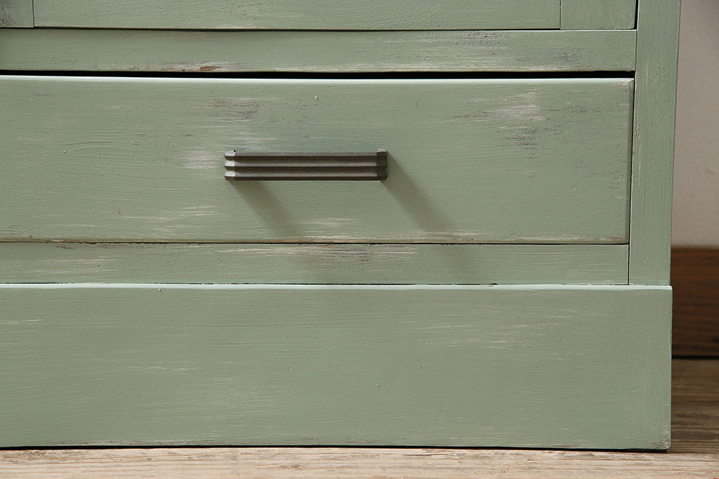 レトロ家具　シャビーな風合いとくすんだグリーンが可愛らしい本箱(ブックケース、収納棚、キャビネット)(R-046999)